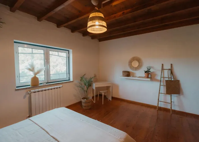 Nana House Ericeira - Yoga & Surf אכסניה Santo Isidoro