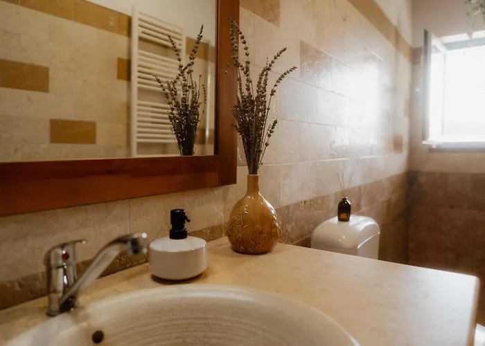 Nana House Ericeira - Yoga & Surf אכסניה