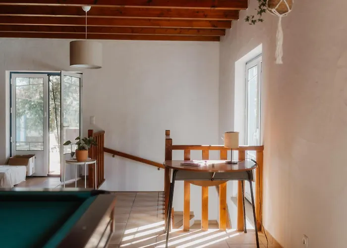 Nana House Ericeira - Yoga & Surf אכסניה